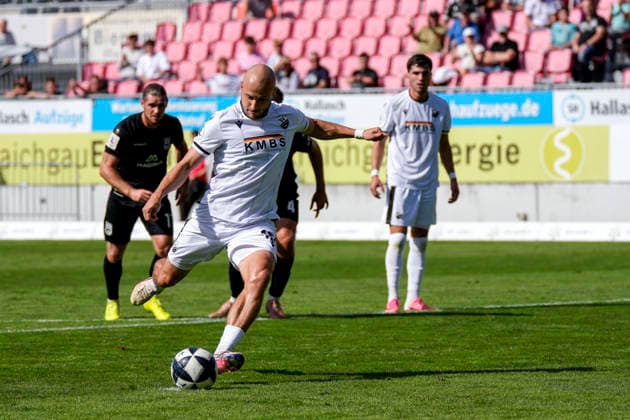 Goal scorer Felix Lohkemper (SVS), No. 10, scores on a penalty kick to make it 2–1; goal, highlight, action, play, September 19, 2026, Sandhausen, Germany, soccer, Regionalliga Südwest, SV Sandhausen vs. SSV Ulm 1846 xozx