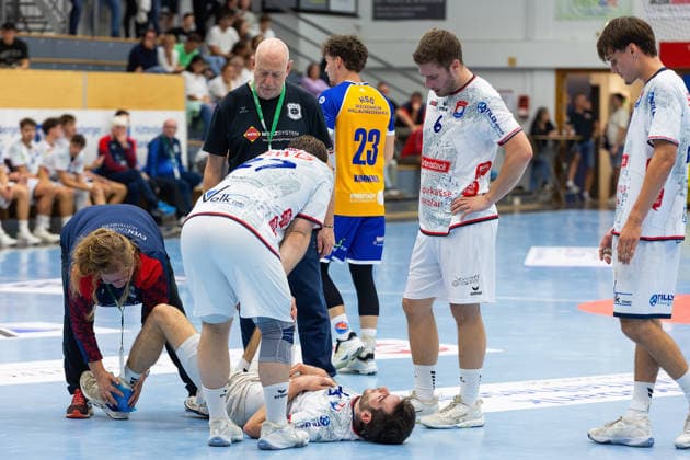 September 19, 2026, xovx, Handball, Men’s Regional League, TV Hüttenberg II vs. HSG Bretzenheim Wallau Massenheim; from left: Coach Jennifer Rözcey (TV Hüttenberg II), Coach Michael Krall (TV Hüttenberg II), Jorik Eichhorn (TV Hüttenberg II), Jannis Wrackmeyer (TV Hüttenberg II) injured on the floor, Moritz Schäfer (TV Hüttenberg II), Mats Strödter (TV Hüttenberg II), Hüttenberg Sports Center, Hesse, Germany, DE