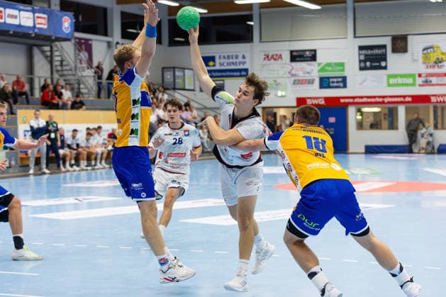 September 19, 2026, xovx, Handball, Men s Regional League, TV Hüttenberg II vs. HSG Bretzenheim Wallau Massenheim; Simon Vormbrock (HSG Breckenheim Wallau Massenheim), Mats Strödter (TV Hüttenberg II), Leopold Landenfeld TV Hüttenberg II, Lennard Beer HSG Breckenheim Wallau Massenheim Hüttenberg Sports Center Hesse Germany DE