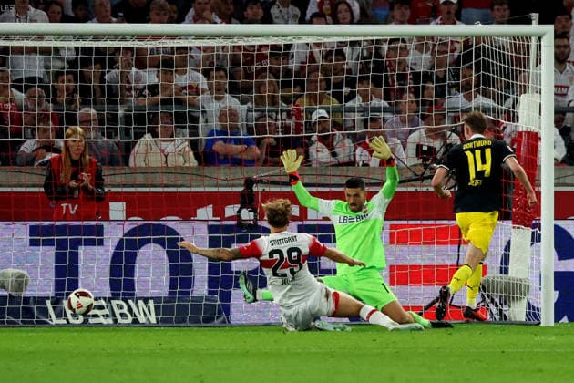 September 26, 2019 VfB Stuttgart vs. Borussia Dortmund Germany, Stuttgart, September 19, 2026, Soccer, Bundesliga, 2026–2027 Season, VfB Stuttgart vs. Borussia Dortmund; from left: Finn Jeltsch, Fabian Bredlow (both VfB Stuttgart), Maximilian Beier (Borussia Dortmund); Score: 0–1 (Beier)
