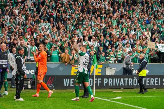 Marco Friedl, Werder Bremen, 32, biceps, fist pump, celebrating as he leaves the field, emotion, gestures, German soccer, Bundesliga, 2026–27 season, Matchday 4, September 19, 2026, Werder Bremen vs. FC Augsburg, Weserstadion, Bremen Copyright: xLeonxFrickx