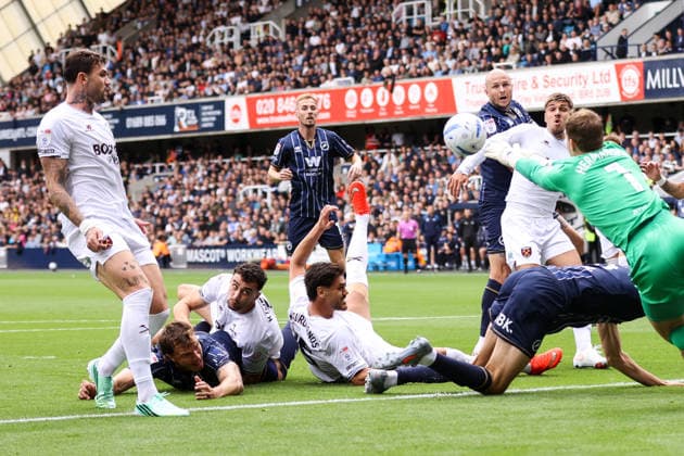 Millwall gegen West Ham United, 19. September 2026, London, EFL Championship: Millwall gegen West Ham United – Jake Cooper von Millwall, Max Kilman von West Ham United und Konstantinos Mavropanos von West Ham United im Strafraum. Foto: Jacques Feeney, Offside, London, Großbritannien  Copyright: xJacquesxFeeneyx xOffsidexOffside