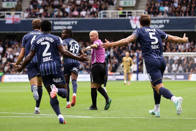 Millwall gegen West Ham United, 19. September 2026, London, EFL Championship: Millwall gegen West Ham United. Jordi Osei Tutu von Millwall und Jake Cooper von Millwall beschweren sich beim Schiedsrichter Paul Tierney. Foto: Jacques Feeney. Abseits. London, Großbritannien.  Copyright: xJacquesxFeeneyx xOffsidexOffside