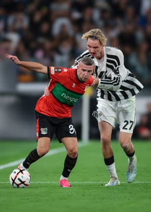 Juventus v NEC Nijmegen - UEFA Europa League - Season 2026-2027 Turin, Italy, 17th September 2026. Nick Woltemade of Juventus tussles with Bryan Linssen of N.E.C. Nijmegen during the Juventus vs NEC Nijmegen UEFA Europa League, Group Phase, match at Juventus Stadium, Turin. Picture credit should read: Jonathan Moscrop Turin Juventus Stadium Italy