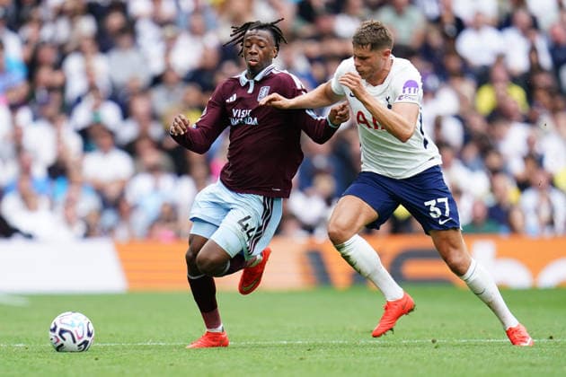 Premier League: Tottenham Hotspur v Aston Villa Johan Manzambi of Aston Villa and Micky van de Ven of Tottenham Hotspur during the Premier League match Tottenham Hotspur vs Aston Villa at Tottenham Hotspur Stadium, London, United Kingdom on 19 September 2026 (Photo by Harvey Murphy News Images) Copyright: xHarveyxMurphy NewsxImagesx