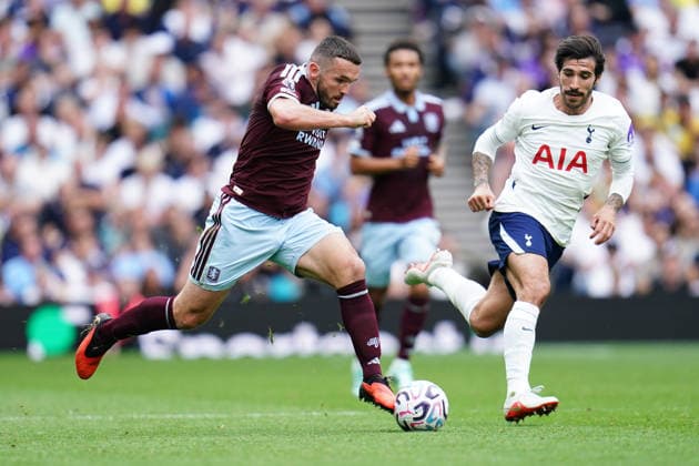 Premier League: Tottenham Hotspur v Aston Villa John McGinn of Aston Villa drives forward with the ball during the Premier League match Tottenham Hotspur vs Aston Villa at Tottenham Hotspur Stadium, London, United Kingdom on 19 September 2026 (Photo by Harvey Murphy News Images) Copyright: xHarveyxMurphy NewsxImagesx