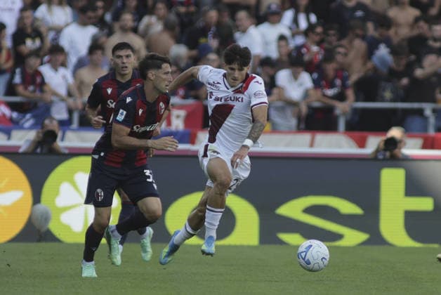 IPA88733602 - Juan Miranda of Bologna FC battles for the ball with Niccolo Fortini of Torino FC during the Bologna BFC vs. Torino FC match, the 5th game of the 2026-27 Enilive Serie A season, at the Renato Dall Ara Stadium in Bologna (BO), Italy, on September 19, 2026.  Copyright: xDavidexCasentini IPAxSportx xx IPA88733602