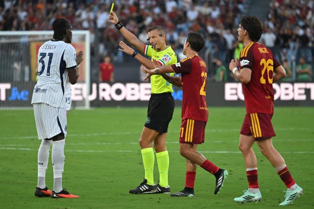 Soccer, Serie A match , Roma v Inter Referee Davide Massa shows the yellow card to Yann Aurel Bisseck of Inter during the Serie A match between Roma v Inter at Olympic stadium. Rome (Italy), September 19h, 2026 Imago-Images Emmefoto Copyright: xImago-Images Emmefotox