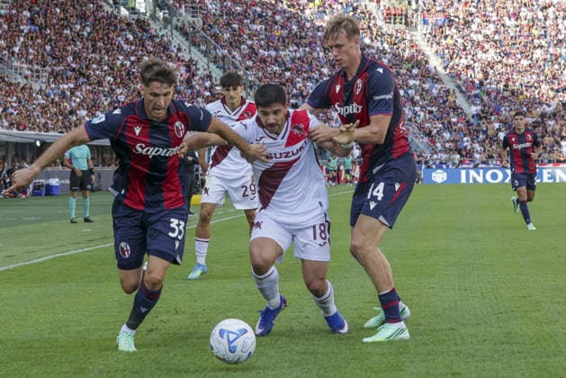 SOCCER - Serie A - Bologna FC vs. Torino FC Photo by IPA ABACAPRESS.COM88733605 - Giovanni Pablo Simeone Baldini Simeone of Torino FC battles for the ball with Juan Miranda of Bologna FC and Torbjorn Lysaker Heggem of Bologna FC during the Bologna BFC vs. Torino FC match, the 5th match of the 2026–27 Enilive Serie A season at the Renato Dall Ara Stadium in Bologna (BO), Italy, on September 19, 2026. Bologna Italy  Copyright: xIPAxSport ABACAx