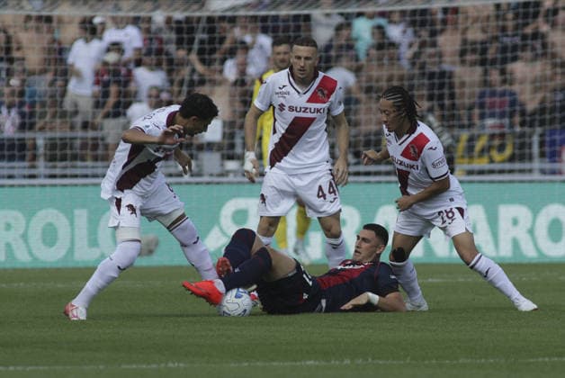 SOCCER - Serie A - Bologna FC vs. Torino FC Photo by IPA ABACAPRESS.COM88733614 - Roberto Piccoli of Bologna FC battles for the ball with Rolando Mandragora of Torino FC, Kian Fitz-Jim of Torino FC, and Ardian Ismajli of Torino FC during the Bologna BFC vs. Torino FC match, the 5th match of the 2026-27 Enilive Serie A season at the Renato Dall Ara Stadium in Bologna (BO), Italy, on September 19, 2026. Bologna Italy  Copyright: xIPAxSport ABACAx