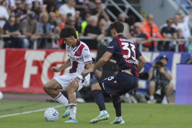 SOCCER - Serie A - Bologna FC vs. Torino FC Photo by IPA ABACAPRESS.COM88733619 - Niccolo Fortini of Torino FC battles for the ball with Juan Miranda of Bologna FC during the Bologna BFC vs. Torino FC match in the 5th round of the 2026-27 Serie A Enilive season at the Renato Dall Ara Stadium in Bologna (BO), Italy, on September 19, 2026. Bologna Italy  Copyright: xIPAxSport ABACAx