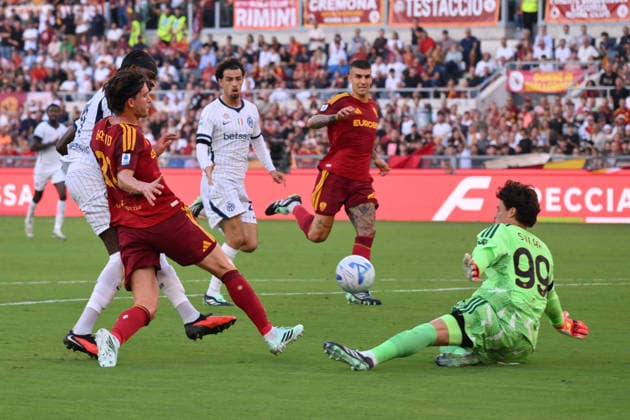 SOCCER - Serie A - AS Roma vs. Inter - FC Internazionale Photo by IPA ABACAPRESS.COM88719176 - Mile Svilar of Roma makes a diving save during the Serie A Enilive soccer match between Roma and Inter at the Olimpico Stadium on September 19, 2026, in Rome, Lazio. During the AS Roma vs. Inter - FC Internazionale Italian Serie A soccer match in Rome, Italy, on September 19, 2026 Rome Italy  Copyright: xIPAxSport ABACAx