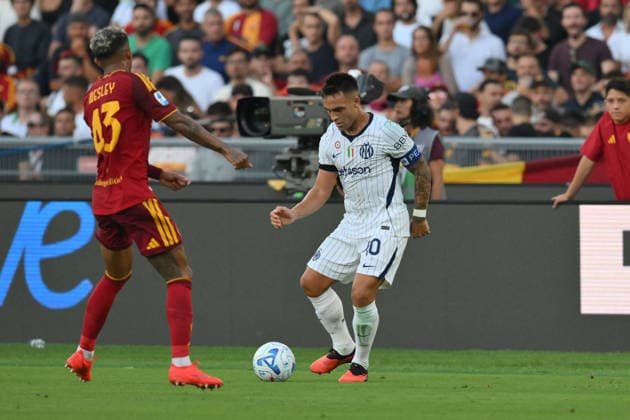 SOCCER - Serie A - AS Roma vs. Inter - FC Internazionale Photo by IPA ABACAPRESS.COM88719144 - Lautaro Martinez of Inter under pressure from Wesley of Roma during the Serie A Enilive soccer match between Roma and Inter at the Stadio Olimpico on September 19, 2026, in Rome, Lazio. During the AS Roma vs. Inter - FC Internazionale Italian Serie A soccer match in Rome, Italy, on September 19, 2026 Rome Italy  Copyright: xIPAxSport ABACAx