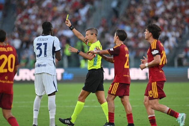 SOCCER - Serie A - AS Roma vs. Inter - FC Internazionale Photo by IPA ABACAPRESS.COM88721363 - Davide Massa shows a yellow card to Manuel Akanji of Inter during the Serie A Enilive soccer match between Roma and Inter at the Olimpico Stadium on September 19, 2026, in Rome, Lazio. during the AS Roma vs. Inter - FC Internazionale Italian Serie A soccer match in Rome, Italy, on September 19, 2026 Rome Italy  Copyright: xIPAxSport ABACAx