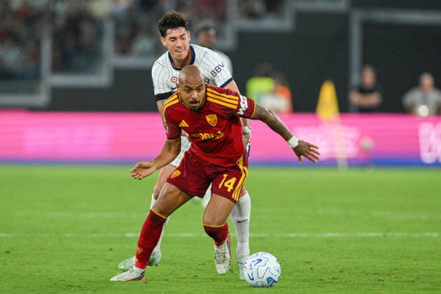 SOCCER - Serie A - AS Roma vs. Inter - FC Internazionale Photo by IPA ABACAPRESS.COM88721480 - Donyell Malen of Roma under pressure from Alessandro Bastoni of Inter during the Serie A Enilive soccer match between Roma and Inter at the Olimpico Stadium on September 19, 2026, in Rome, Lazio. During the AS Roma vs. Inter - FC Internazionale Italian Serie A soccer match in Rome, Italy, on September 19, 2026 Rome Italy  Copyright: xIPAxSport ABACAx