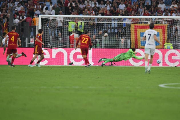 SOCCER - Serie A - AS Roma vs. Inter - FC Internazionale Photo by IPA ABACAPRESS.COM88721425 - Inter s Lautaro Martinez shoots and scores the goal to make it 2-1 during the Serie A Enilive soccer match between Roma and Inter at the Stadio Olimpico on September 19, 2026, in Rome, Lazio. During the AS Roma vs. Inter - FC Internazionale Italian Serie A soccer match in Rome, Italy, on September 19, 2026 Rome Italy  Copyright: xIPAxSport ABACAx