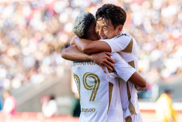 SANTA CLARA, CA - SEPTEMBER 19: Son Heung-Min 7 of the Los Angeles Football Club celebrates a goal with Denis Bouanga 99 in the first half of an MLS, Fussball Herren, USA match against the San Jose Earthquakes on September 19, 2026 at Levi s Stadium in Santa Clara, CA. (Photo by Matthew Huang Icon Sportswire) SOCCER: SEP 19 MLS San Jose Earthquakes vs Los Angeles Football Club EDITORIAL USE ONLY Icon260919012