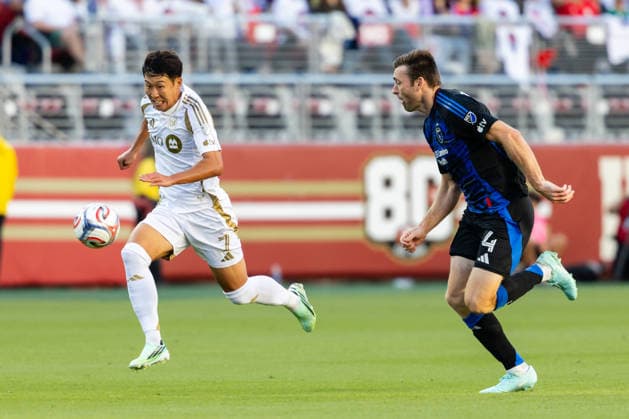 SANTA CLARA, CA - SEPTEMBER 19: Son Heung-Min 7 of the Los Angeles Football Club and Dave Romney 4 of the San Jose Earthquakes chase the ball during an MLS, Fussball Herren, USA match on September 19, 2026 at Levi s Stadium in Santa Clara, CA. (Photo by Matthew Huang Icon Sportswire) SOCCER: SEP 19 MLS San Jose Earthquakes vs Los Angeles Football Club EDITORIAL USE ONLY Icon260919015