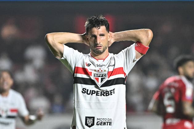 São Paulo FC x Internacional SaO PAULO, SP - 19.09.2026: SaO PAULO FC X INTERNACIONAL - Calleri of Sao Paulo FC regrets missed chance during match between Sao Paulo FC x Internacional, valid for the twenty-eighth round of the 2026 Brazilian Football Championship, this Saturday (19), at Morumbis, SP. (Photo: Roberto Casimiro Fotoarena) x3018321x  RobertoxCasimiro