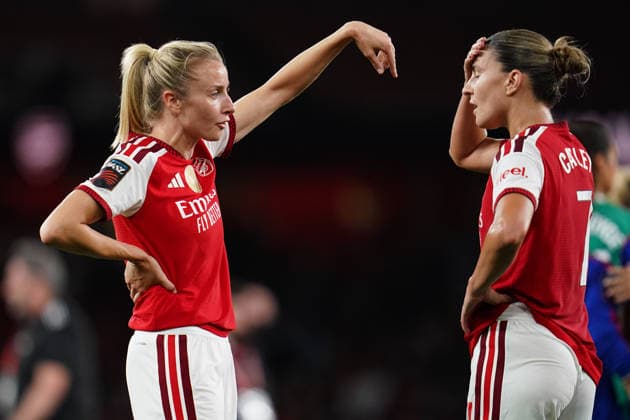 Women s Super League: Arsenal v Manchester United, ManU Leah Williamson of Arsenal and Steph Catley of Arsenal at full time during the Women s Super League match Arsenal vs Manchester United at Emirates, London, United Kingdom on 19 September 2026 (Photo by Harvey Murphy News Images) London Emirates Greater London United Kingdom Copyright: xHarveyxMurphy NewsxImagesx