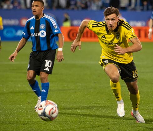 September 19, 2026, Montreal, Qc, Canada: Columbus Crew s Malte Amundsen (18) keeps the ball from CF Montreal s Alexis Sanchez (10) during first half MLS, Fussball Herren, USA soccer action in Montreal on Saturday Sept. 19, 2026. Alexis Sanchez , Malte Amundsen  - ZUMAc35_ 20260919_zaf_c35_193 Copyright: xPeterxMccabex