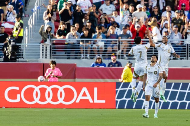 SANTA CLARA, CA - SEPTEMBER 19: Denis Bouanga 99 of the Los Angeles Football Club celebrates a goal in the second half of an MLS, Fussball Herren, USA match against the San Jose Earthquakes on September 19, 2026 at Levi s Stadium in Santa Clara, CA. (Photo by Matthew Huang Icon Sportswire) SOCCER: SEP 19 MLS San Jose Earthquakes vs Los Angeles Football Club EDITORIAL USE ONLY Icon260919019