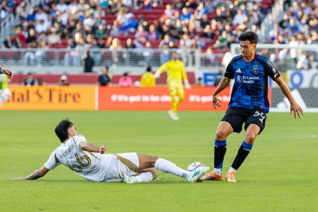 SANTA CLARA, CA - SEPTEMBER 19: Mathieu Choiniere 66 of the Los Angeles Football Club slides for the ball against Beau Leroux 34 of the San Jose Earthquakes during an MLS, Fussball Herren, USA match on September 19, 2026 at Levi s Stadium in Santa Clara, CA. (Photo by Matthew Huang Icon Sportswire) SOCCER: SEP 19 MLS San Jose Earthquakes vs Los Angeles Football Club EDITORIAL USE ONLY Icon260919020