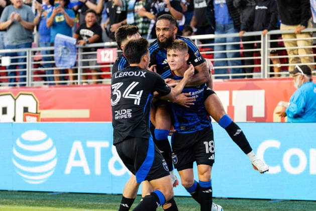 SANTA CLARA, CA - SEPTEMBER 19: Reid Roberts 18 of the San Jose Earthquakes celebrates a goal with teammates in stoppage time of an MLS, Fussball Herren, USA match against the Los Angeles Football Club on September 19, 2026 at Levi s Stadium in Santa Clara, CA. (Photo by Matthew Huang Icon Sportswire) SOCCER: SEP 19 MLS San Jose Earthquakes vs Los Angeles Football Club EDITORIAL USE ONLY Icon260919031