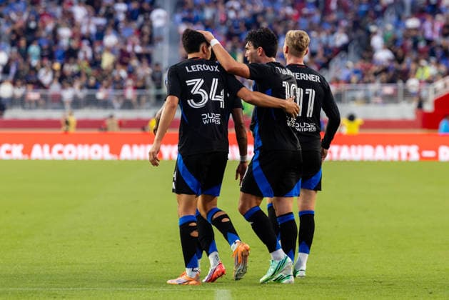 SANTA CLARA, CA - SEPTEMBER 19: Beau Leroux 34 and Niko Tsakiris 10 of the San Jose Earthquakes interact after goal in stoppage time of an MLS, Fussball Herren, USA match against the Los Angeles Football Club on September 19, 2026 at Levi s Stadium in Santa Clara, CA. (Photo by Matthew Huang Icon Sportswire) SOCCER: SEP 19 MLS San Jose Earthquakes vs Los Angeles Football Club EDITORIAL USE ONLY Icon260919034