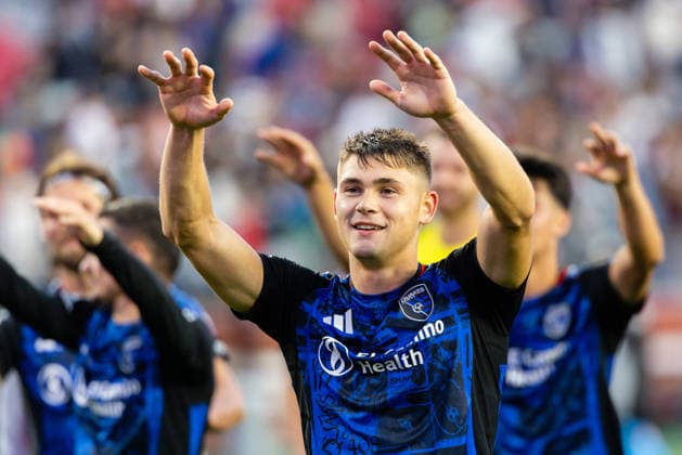 SANTA CLARA, CA - SEPTEMBER 19: Reid Roberts 18 of the San Jose Earthquakes interacts with fans after a tie in an MLS, Fussball Herren, USA match against the Los Angeles Football Club on September 19, 2026 at Levi s Stadium in Santa Clara, CA. (Photo by Matthew Huang Icon Sportswire) SOCCER: SEP 19 MLS San Jose Earthquakes vs Los Angeles Football Club EDITORIAL USE ONLY Icon260919036