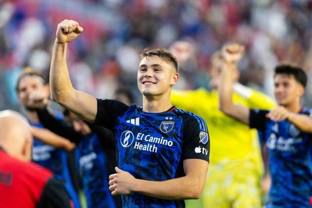 SANTA CLARA, CA - SEPTEMBER 19: Reid Roberts 18 of the San Jose Earthquakes interacts with fans after a tie in an MLS, Fussball Herren, USA match against the Los Angeles Football Club on September 19, 2026 at Levi s Stadium in Santa Clara, CA. (Photo by Matthew Huang Icon Sportswire) SOCCER: SEP 19 MLS San Jose Earthquakes vs Los Angeles Football Club EDITORIAL USE ONLY Icon260919037