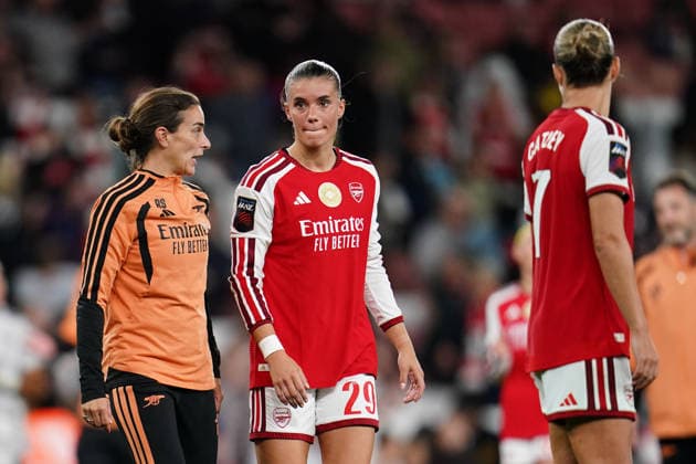 Women s Super League: Arsenal v Manchester United, ManU RenÃ e Slegers manager of Arsenal and Selina Cerci of Arsenal at full time during the Women s Super League match Arsenal vs Manchester United at Emirates, London, United Kingdom on 19 September 2026 (Photo by Harvey Murphy News Images) London Emirates Greater London United Kingdom Copyright: xHarveyxMurphy NewsxImagesx
