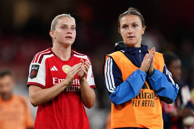 Women s Super League: Arsenal v Manchester United, ManU Alessia Russo of Arsenal and Lotte Wubben-Moy of Arsenal at full time during the Women s Super League match Arsenal vs Manchester United at Emirates, London, United Kingdom on 19 September 2026 (Photo by Harvey Murphy News Images) London Emirates Greater London United Kingdom Copyright: xHarveyxMurphy NewsxImagesx