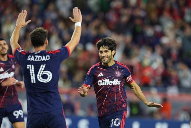 FOXBOROUGH, MA - SEPTEMBER 19: Carles Gil 10 of the New England Revolution celebrates his scored goal with teammates during a MLS, Fussball Herren, USA match between the New England Revolution and Orlando City SC on September 19, 2026, at Gillette Stadium in Foxborough, Massachusetts. (Photo by M. Anthony Nesmith Icon Sportswire) SOCCER: SEP 19 MLS New England Revolution vs Orlando City EDITORIAL USE ONLY Icon26091922