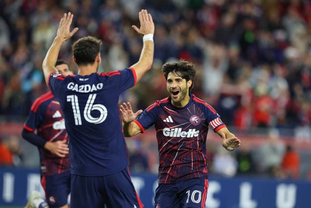 FOXBOROUGH, MA - SEPTEMBER 19: Carles Gil 10 of the New England Revolution celebrates his scored goal with teammates during a MLS, Fussball Herren, USA match between the New England Revolution and Orlando City SC on September 19, 2026, at Gillette Stadium in Foxborough, Massachusetts. (Photo by M. Anthony Nesmith Icon Sportswire) SOCCER: SEP 19 MLS New England Revolution vs Orlando City EDITORIAL USE ONLY Icon26091923