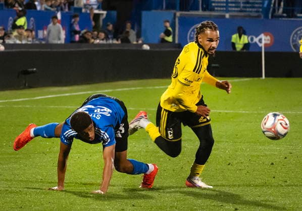 September 19, 2026, Montreal, Qc, Canada: Columbus Crew s Mohamed Farsi (23) brings the ball around CF Montreal s Noah Streit (23) during second half MLS, Fussball Herren, USA soccer action in Montreal on Saturday, Sept. 19, 2026. Mohamed Farsi , Noah Streit  - ZUMAc35_ 20260919_zaf_c35_210 Copyright: xPeterxMccabex