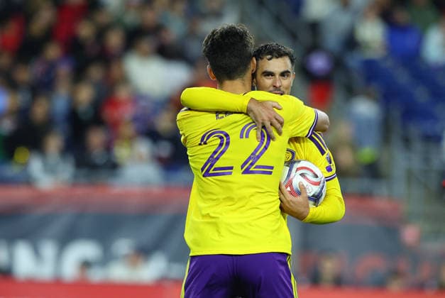 FOXBOROUGH, MA - SEPTEMBER 19: Martin Ojeda 10 of the Orlando City SC celebrates his penalty kick goal with Justin Ellis 22 of the Orlando City SC during a MLS, Fussball Herren, USA match between the New England Revolution and Orlando City SC on September 19, 2026, at Gillette Stadium in Foxborough, Massachusetts. (Photo by M. Anthony Nesmith Icon Sportswire) SOCCER: SEP 19 MLS New England Revolution vs Orlando City EDITORIAL USE ONLY Icon26091938