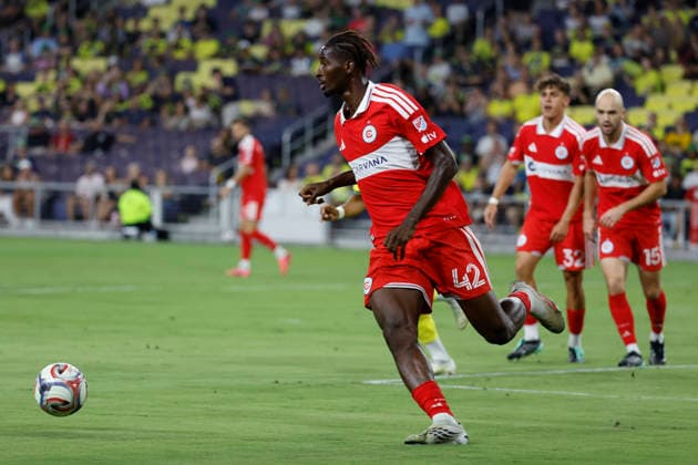 NASHVILLE, TN - SEPTEMBER 19: Chicago Fire FC midfielder Dje DÕavilla (42) clears a ball from his box during a match between Nashville SC and Chicago Fire FC, September 19, 2026 at GEODIS Park in Nashville, Tennessee. (Photo by Matthew Maxey Icon Sportswire) SOCCER: SEP 19 MLS, Fussball Herren, USA Nashville SC vs Chicago Fire FC EDITORIAL USE ONLY Icon260919002