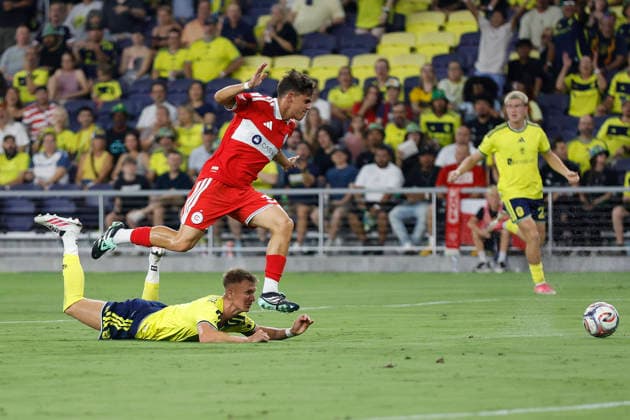 NASHVILLE, TN - SEPTEMBER 19: Chicago Fire FC defender Jack Elliott (3) takes down Nashville SC forward Sam Surridge (9) as they fight for a ball during a match between Nashville SC and Chicago Fire FC, September 19, 2026 at GEODIS Park in Nashville, Tennessee. (Photo by Matthew Maxey Icon Sportswire) SOCCER: SEP 19 MLS, Fussball Herren, USA Nashville SC vs Chicago Fire FC EDITORIAL USE ONLY Icon260919003