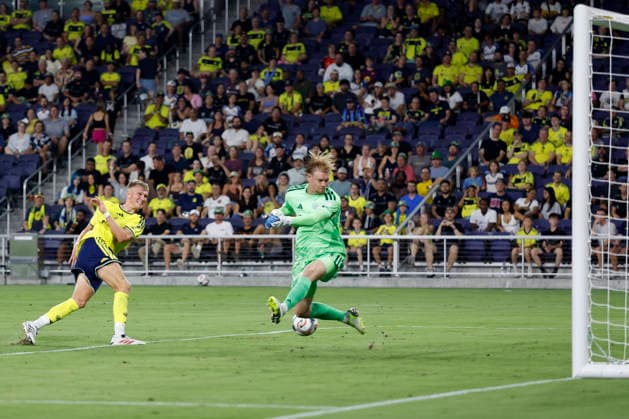 NASHVILLE, TN - SEPTEMBER 19: Nashville SC forward Sam Surridge (9) pushes a shot past Chicago Fire FC goalkeeper Chris Brady (1) in the first half of a match between Nashville SC and Chicago Fire FC, September 19, 2026 at GEODIS Park in Nashville, Tennessee. (Photo by Matthew Maxey Icon Sportswire) SOCCER: SEP 19 MLS, Fussball Herren, USA Nashville SC vs Chicago Fire FC EDITORIAL USE ONLY Icon260919007