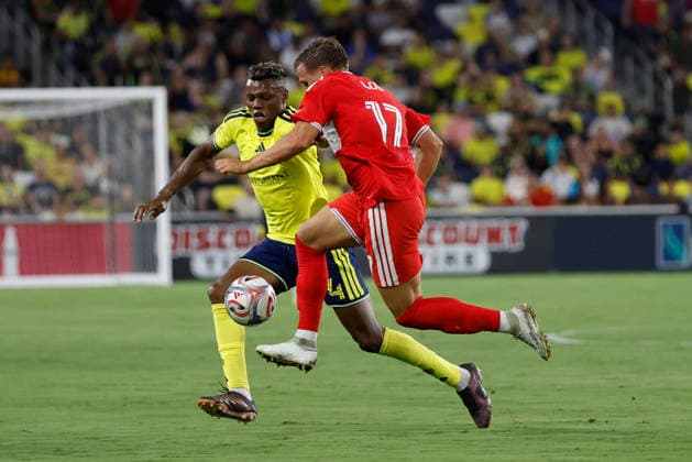 NASHVILLE, TN - SEPTEMBER 19: Chicago Fire FC midfielder Robin Lod (17) makes a play on a ball in front of Nashville SC defender Jeisson Palacios (4) during a match between Nashville SC and Chicago Fire FC, September 19, 2026 at GEODIS Park in Nashville, Tennessee. (Photo by Matthew Maxey Icon Sportswire) SOCCER: SEP 19 MLS, Fussball Herren, USA Nashville SC vs Chicago Fire FC EDITORIAL USE ONLY Icon260919009