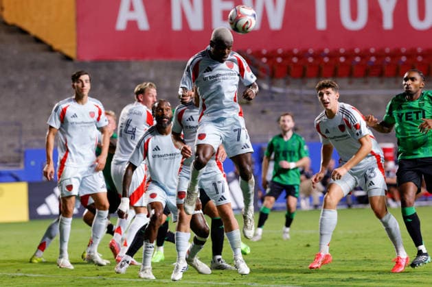 September 19, 2026, Frisco, Texas, United States: FC Dallas midfielder BERNARD KAMUNGO (77) heads the ball on a inbounds kick during the second half in a soccer game, Saturday, Sept. 19, 2026, in Frisco, Texas. Frisco United States - ZUMAa325 20260919_zsa_a325_028 Copyright: xDavidxBalleringxIix