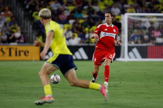 NASHVILLE, TN - SEPTEMBER 19: Chicago Fire FC defender Jack Elliott (3) makes a pass during a match between Nashville SC and Chicago Fire FC, September 19, 2026 at GEODIS Park in Nashville, Tennessee. (Photo by Matthew Maxey Icon Sportswire) SOCCER: SEP 19 MLS, Fussball Herren, USA Nashville SC vs Chicago Fire FC EDITORIAL USE ONLY Icon260919013