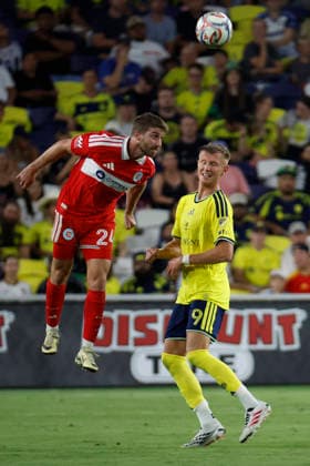 NASHVILLE, TN - SEPTEMBER 19: Chicago Fire FC defender Jonathan Dean (24) heads the ball in front of Nashville SC forward Sam Surridge (9) during a match between Nashville SC and Chicago Fire FC, September 19, 2026 at GEODIS Park in Nashville, Tennessee. (Photo by Matthew Maxey Icon Sportswire) SOCCER: SEP 19 MLS, Fussball Herren, USA Nashville SC vs Chicago Fire FC EDITORIAL USE ONLY Icon260919020
