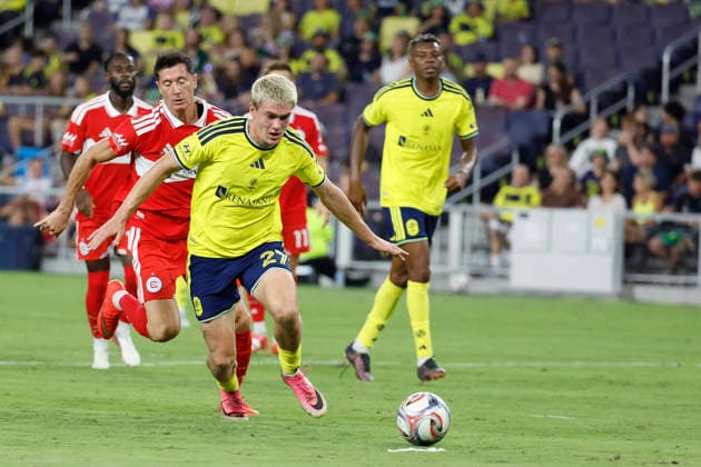 NASHVILLE, TN - SEPTEMBER 19: Nashville SC defender Reed Baker-Whiting (27) during a match between Nashville SC and Chicago Fire FC, September 19, 2026 at GEODIS Park in Nashville, Tennessee. (Photo by Matthew Maxey Icon Sportswire) SOCCER: SEP 19 MLS, Fussball Herren, USA Nashville SC vs Chicago Fire FC EDITORIAL USE ONLY Icon260919024