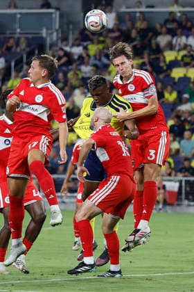 NASHVILLE, TN - SEPTEMBER 19: Chicago Fire FC defender Jack Elliott (3) goes up for a header over Nashville SC defender Jeisson Palacios (4) during a match between Nashville SC and Chicago Fire FC, September 19, 2026 at GEODIS Park in Nashville, Tennessee. (Photo by Matthew Maxey Icon Sportswire) SOCCER: SEP 19 MLS, Fussball Herren, USA Nashville SC vs Chicago Fire FC EDITORIAL USE ONLY Icon260919030