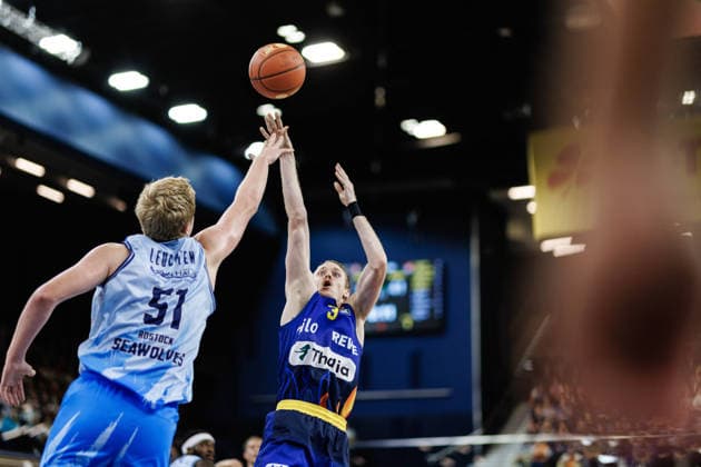 Adam Kunkel, PHOENIX HAGEN, 03; Bent Leuchten, ROSTOCK SEAWOLVES, 51; Rostock Seawolves vs. Phoenix Hagen, Basketball, BBL 2026–2027 easyCredit Basketball Bundesliga, Matchday 1, 2026–2027 season, September 19, 2026, Rostock Seawolves vs. Phoenix Hagen, Basketball, BBL 2026–2027 easyCredit Basketball Bundesliga, Matchday 1, 2026–2027 Season, September 19, 2026, Groter Pohl Copyright: xEibner-Pressefoto DenverxEhrlichx EP_DEH