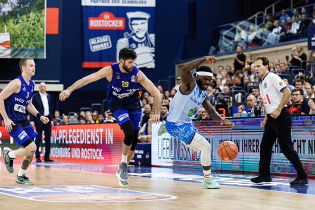 TJ Crockett Jr., ROSTOCK SEAWOLVES, 00, Patricio Garino Gullotta PHOENIX HAGEN, 29, Adam Kunkel PHOENIX HAGEN, 03 Rostock Seawolves vs. Phoenix Hagen, Basketball, BBL 2026–2027 easyCredit Basketball Bundesliga, Matchday 1, 2026–2027 season, September 19, 2026 Rostock Seawolves vs. Phoenix Hagen, Basketball, BBL 2026–2027 easyCredit Basketball Bundesliga, Matchday 1, 2026–2027 season, September 19, 2026 Groter Pohl Copyright: xEibner-Pressefoto DenverxEhrlichx EP_DEH