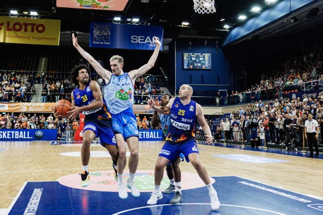 Trenton Gibson, PHOENIX HAGEN, 33; Philipp Hartwich, ROSTOCK SEAWOLVES, 07, Cameron Krutwig PHOENIX HAGEN, 25, Rostock Seawolves vs. Phoenix Hagen, Basketball, BBL 2026–2027 easyCredit Basketball Bundesliga, Matchday 1, 2026–2027 Season, September 19, 2026, Rostock Seawolves vs. Phoenix Hagen, Basketball, BBL 2026–2027 easyCredit Basketball Bundesliga, Matchday 1, 2026–2027 Season, September 19, 2026, Groter Pohl Copyright: xEibner-Pressefoto DenverxEhrlichx EP_DEH