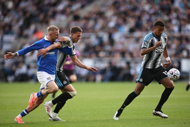 Newcastle United v Hull City - Premier League 2026 27 Malick Thiaw of Newcastle United controls a ball as Sven Botman of Newcastle United holds off Oliver McBurnie of Hull City during the Premier League match between Newcastle United and Hull City at St. James s Park in Newcastle, on September 19, 2026. Newcastle Tyne and Wear United Kingdom  Copyright: xMIxNewsx originalFilename:fletcher-newcastl260919_np6dA.jpg